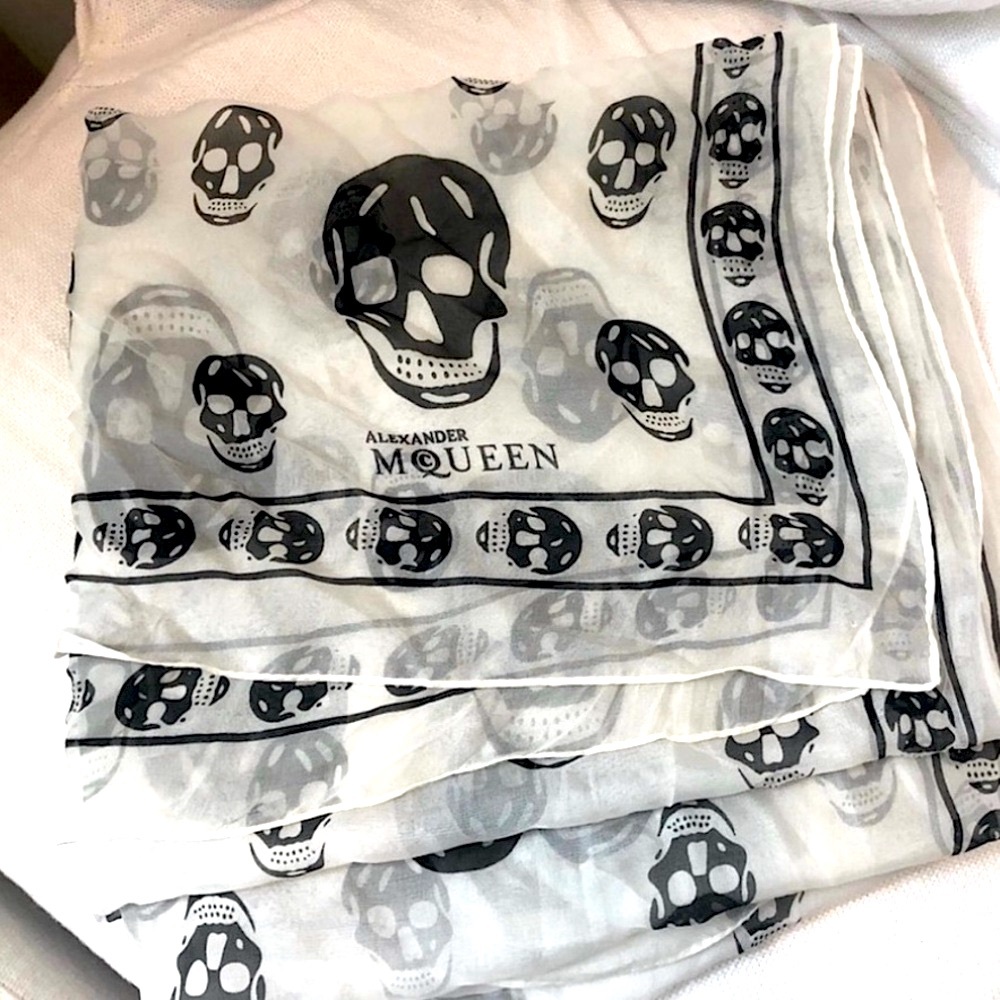 Alexander McQueen Classic Skull Scarf, Silk - Picture 5 of 6